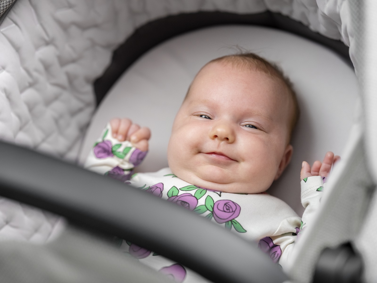 Stokke&reg; Xplory&reg; Carry Cot, Brushed Grey. Detail.